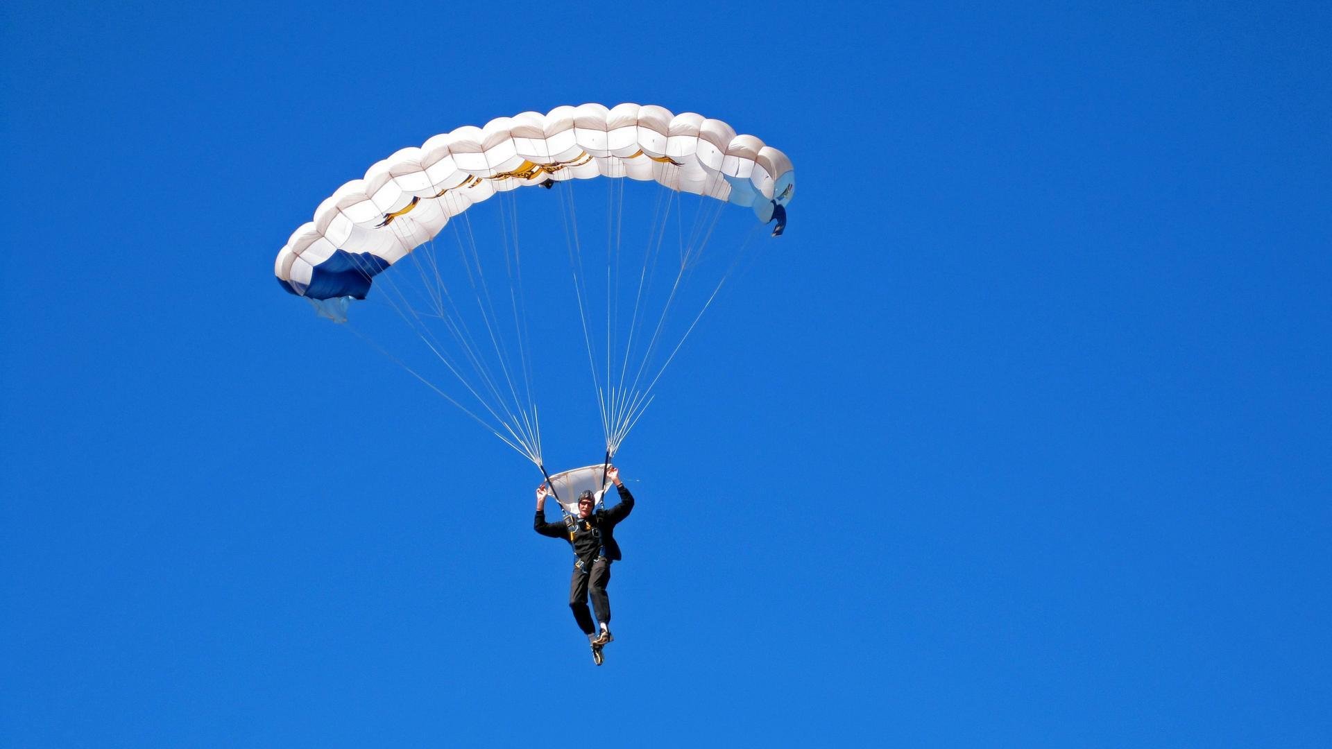 逆境中的团队默契显现：哪些战术更成功？，团队默契的基础是什么